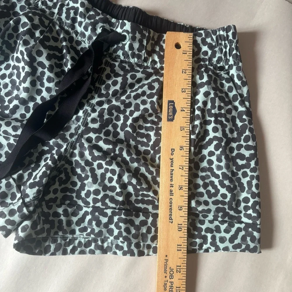 Lululemon Spring Break Away Shorts Ace Spot Blue Black 4-Way Stretch Size 8